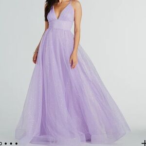 Lilac prom dress, size L, it was use once so it’s still new